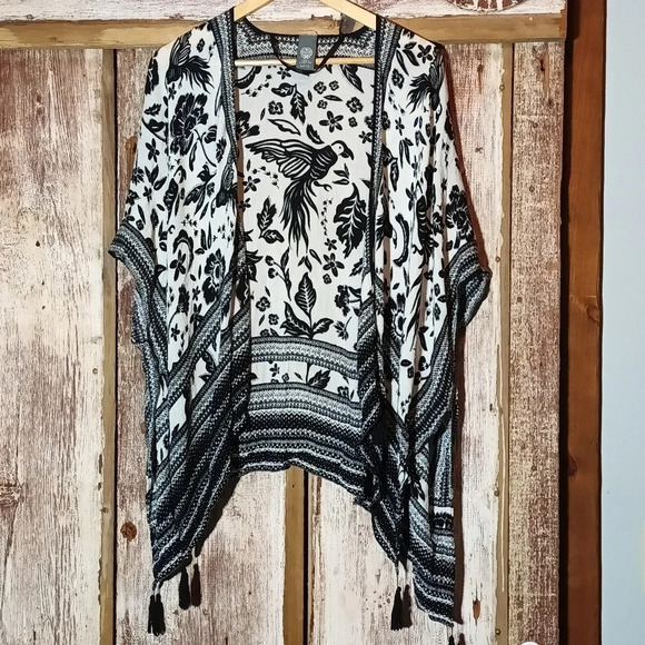 Vince Camuto Other - Vince Camuto novelty boho quirky kimono black white embroidered tassels os